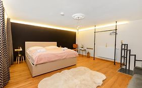 Zentral - Netflix - 2 Stoecke - Arbeitsplatz